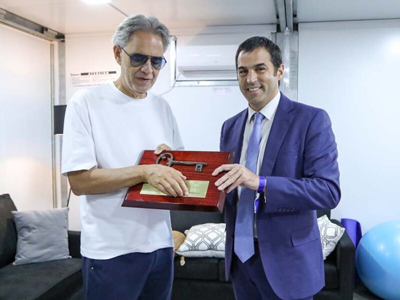 Ramón Lanús le entregó la llave de la Ciudad de San Isidro al maestro Andrea Bocelli