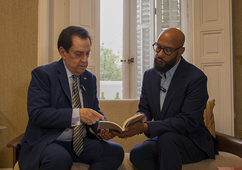 El Embajador dominicano en España Tony Raful recibe libro “Cuando la Vida nos Sacude” de manos de su autor Juan Rojas