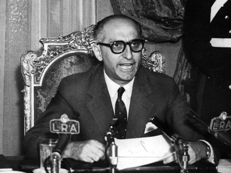 “Fuerzas Ficticias”, una mirada a la diplomacia de Frondizi, del escritor y diplomático argentino Eduardo Porretti