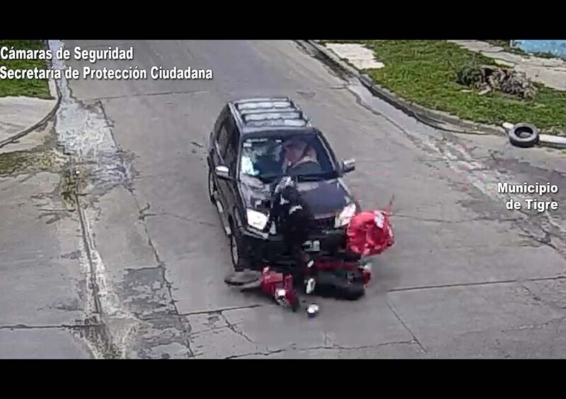 Negligencia en Don Torcuato finalizó con un siniestro vial entre auto y moto