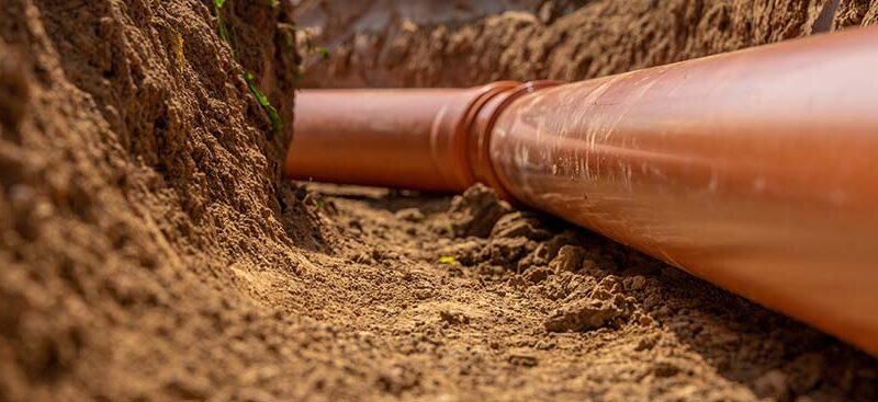 Del barro al plástico: la evolución del transporte de agua en la historia de la humanidad