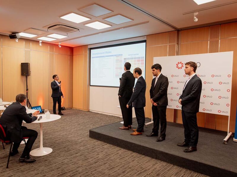 Estudiantes argentinos vuelven a consagrarse ganadores en la 15ª edición del CFA Institute Research Challenge 2025–2026, la prestigiosa competencia académica internacional que impulsa el talento financiero