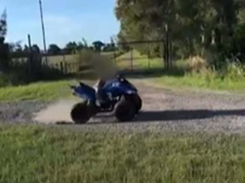 Será inhabilitado por hacer que su hijo de 5 años maneje un cuatriciclo