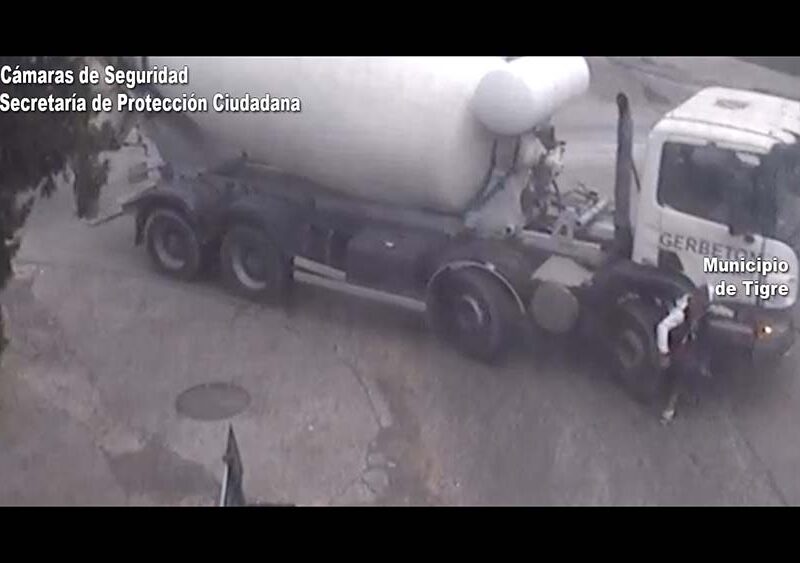 Imágenes sensibles de una imprudencia que casi termina en tragedia: un vecino fue arrollado por un camión y sobrevivió