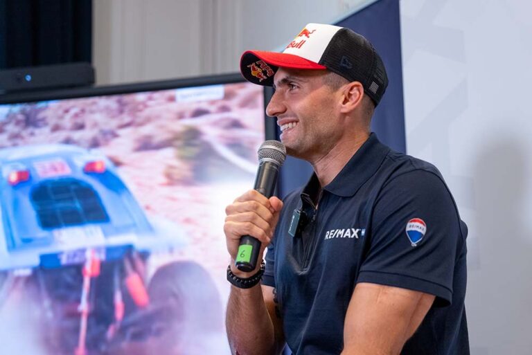 Kevin Benavides es el nuevo piloto RE/MAX que va rumbo al Dakar 2026