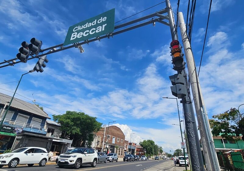 San Isidro: finalizó la instalación de lectoras de patentes en la calle Uruguay para controlar vehículos en el límite con San Fernando