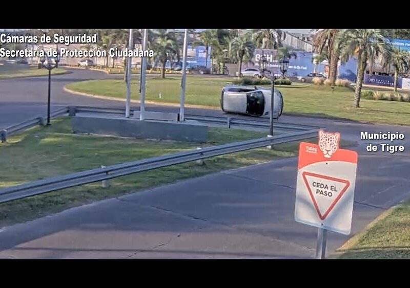 Conducía a alta velocidad, perdió el control del vehículo y volcó en Rincón de Milberg