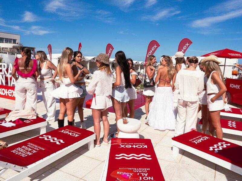 Kotex presentó “Verano sin Tabú”, una campaña que busca visibilizar la menstruación en la playa