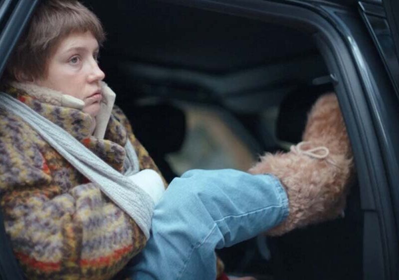 MUBI: llega a la plataforma The Piano Accident, la imperdible comedia negra francesa sobre la obsesión con las redes sociales