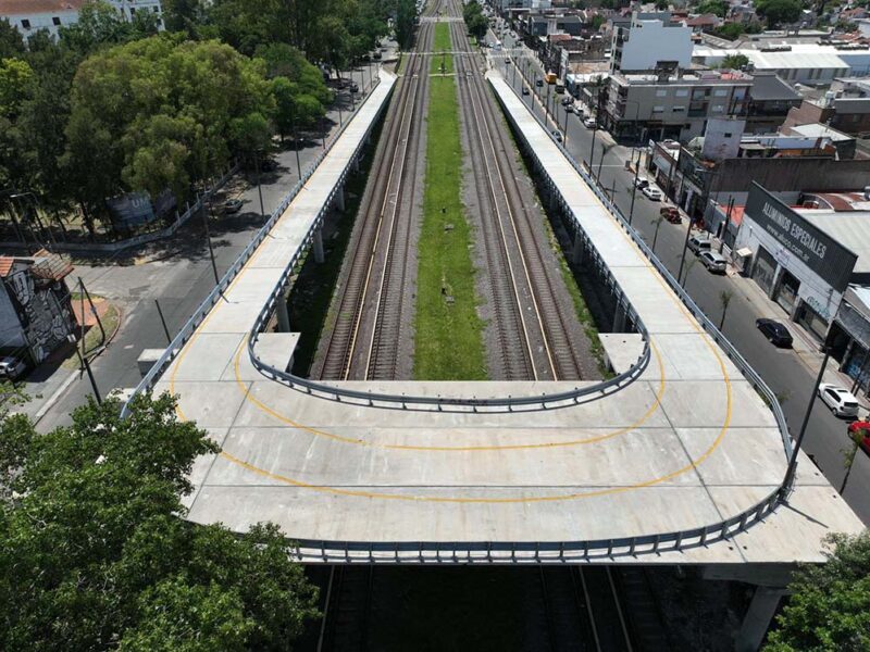 Se habilitó un nuevo puente sobre las vías del Sarmiento para reducir riesgos de incidentes con autos