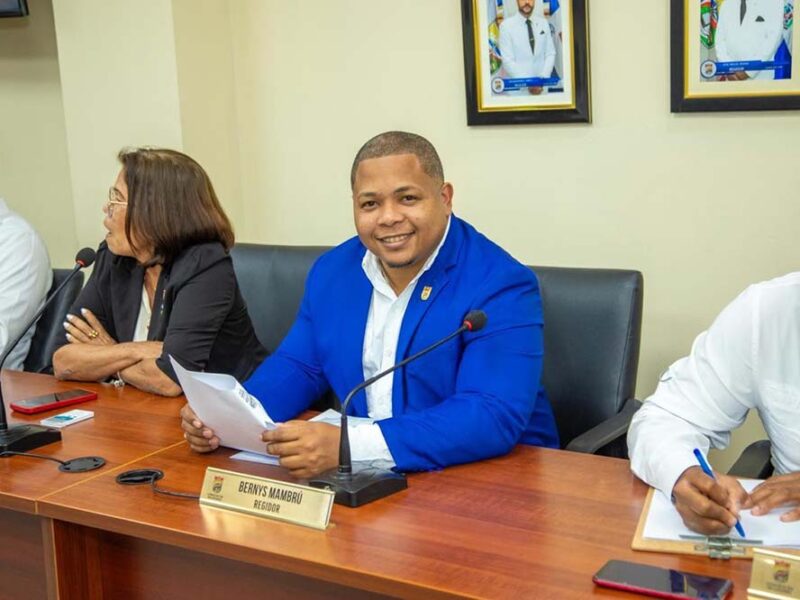 Regidor Bernys Mambrú cierra un año de gestión marcado por el compromiso social y comunitario en Santo Domingo Norte