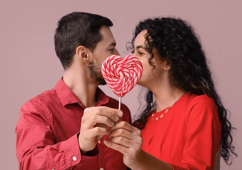 Besa sin miedo este San Valentín: cómo evitar la halitosis y disfrutar el momento