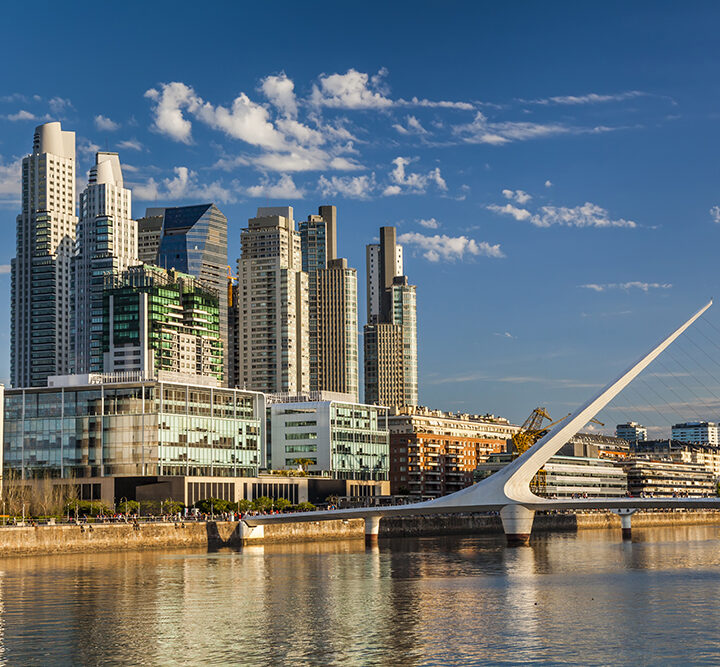 Seis ciudades donde el teatro forma parte del viaje: los destinos recomendados por Booking.com