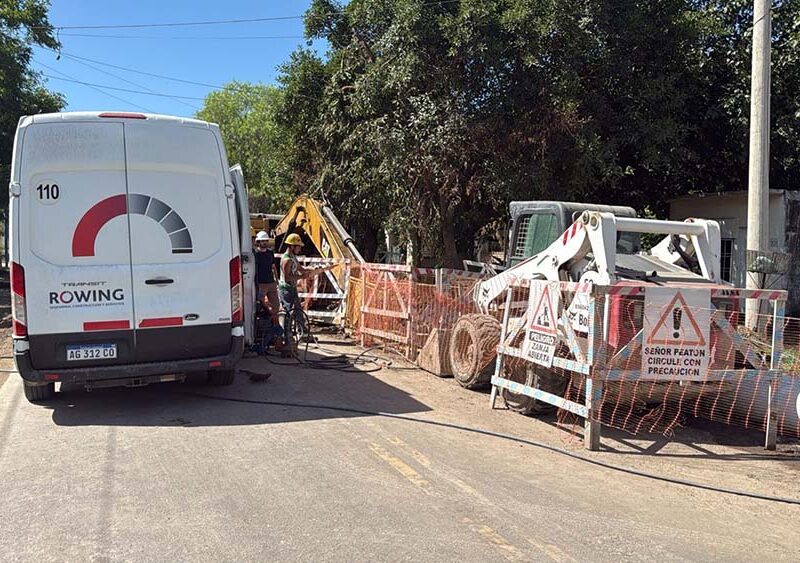 Rotura de un caño en una obra de AySA: el Municipio intervino de inmediato con tareas de limpieza