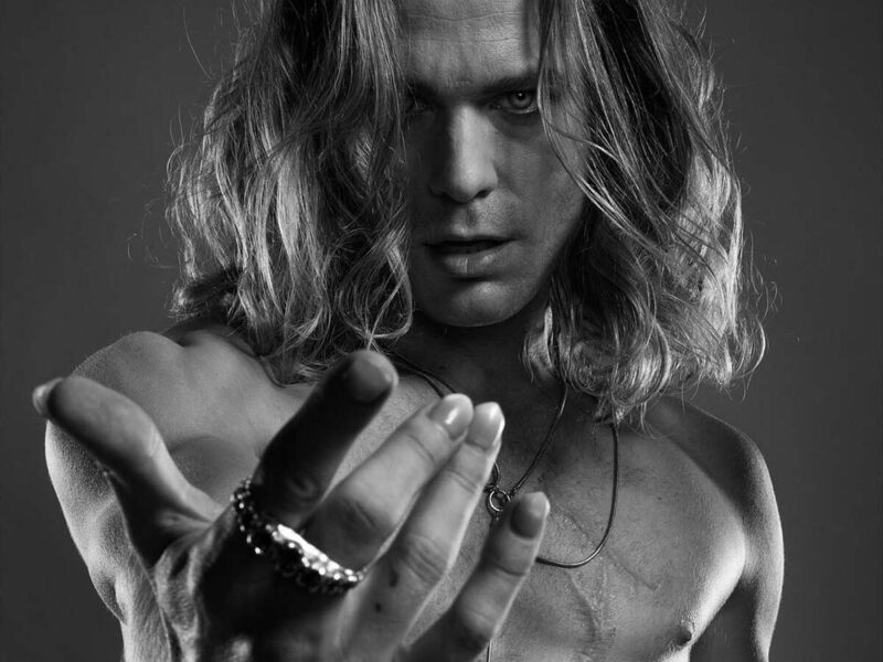 AMC Networks: El Vampiro Lestat lanza su primer sencillo oficial de rock “Long Face”