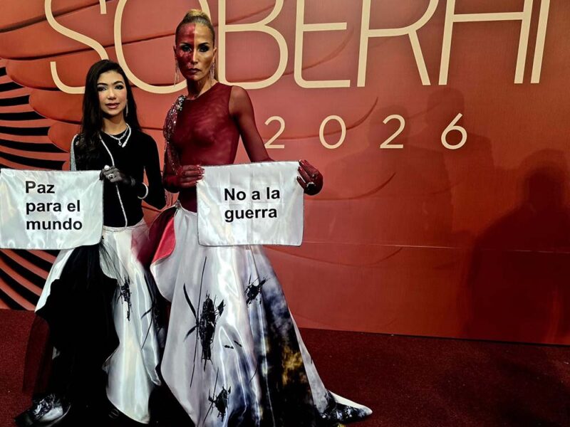 Actriz Nileny Dippton se “baña de sangre” en los Premios Soberano, como protesta por las víctimas del Jet Set y de las guerras actuales 