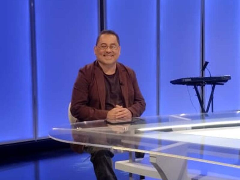 Ángel Ricardo Gómez es el anfitrión de la agenda cultural de La Tele Tuya
