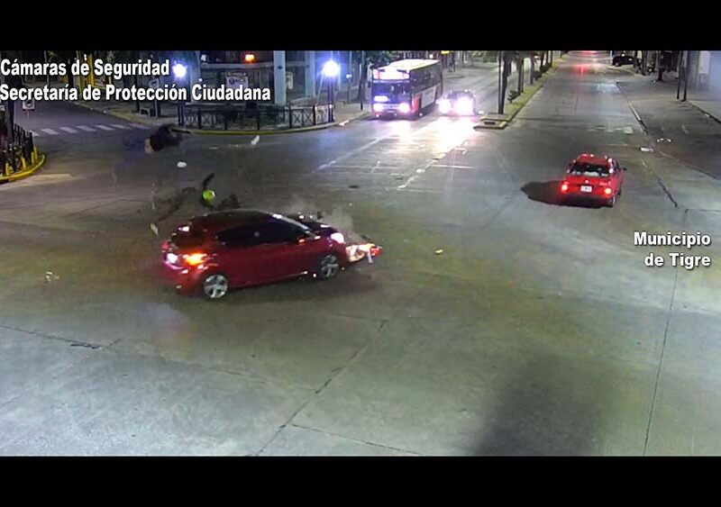 Impactante accidente vial en General Pacheco: el conductor de una moto y su acompañante volaron por el aire