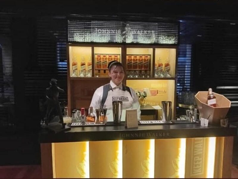 Inclusión económica femenina en hospitalidad: oportunidades reales desde Argentina