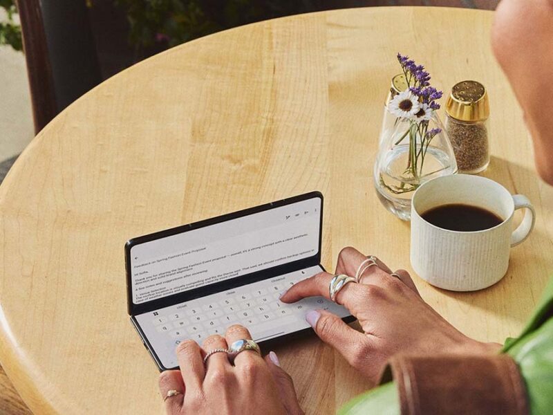 El motorola razr fold redefine la productividad y el entretenimiento, marcando una nueva era para la familia razr y los smartphones plegables