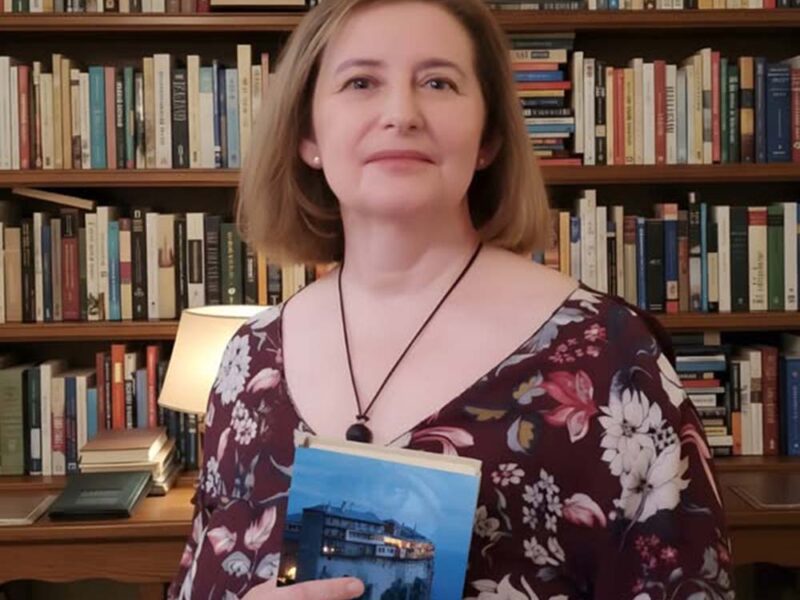 “Creo que un sillón cómodo, una taza de humeante café y un buen libro son sinónimos de felicidad”.