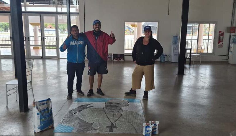 A un año de su fallecimiento, inauguran dos murales en homenaje al papa Francisco con foco en arte y durabilidad urbana