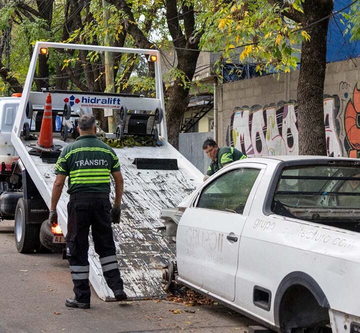 San Isidro amplía su flota de grúas y refuerza controles en la vía pública para retirar autos abandonados