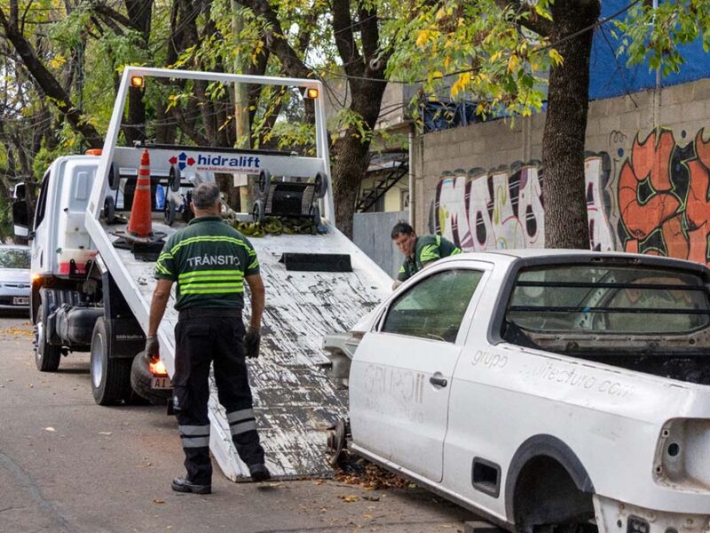 San Isidro amplía su flota de grúas y refuerza controles en la vía pública para retirar autos abandonados