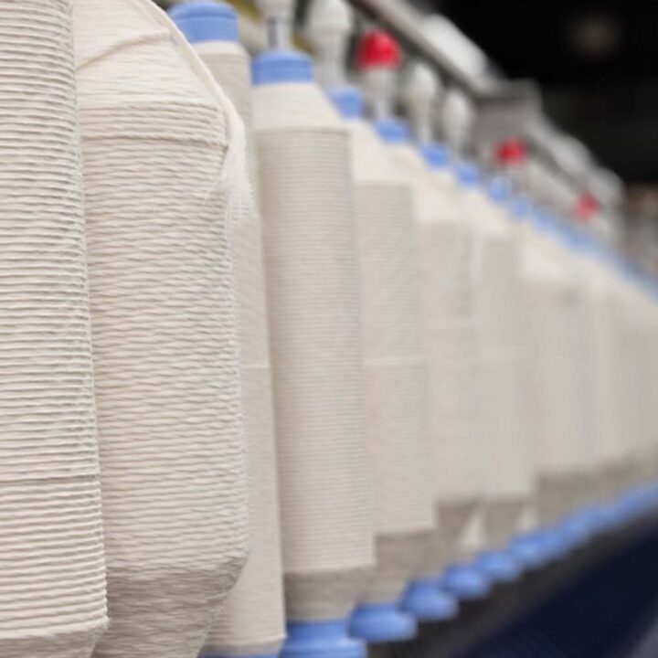 La actividad textil cayó 33,2% y continúa la brecha con la industria