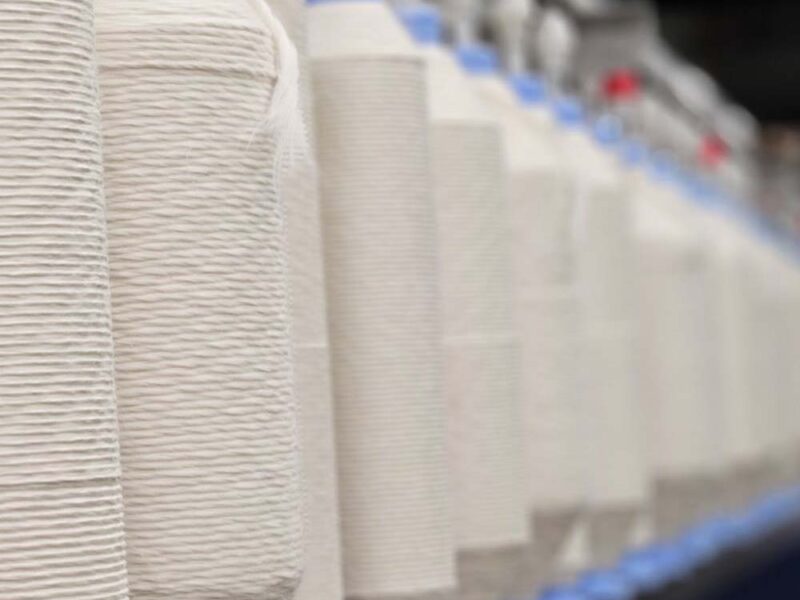 La actividad textil cayó 33,2% y continúa la brecha con la industria