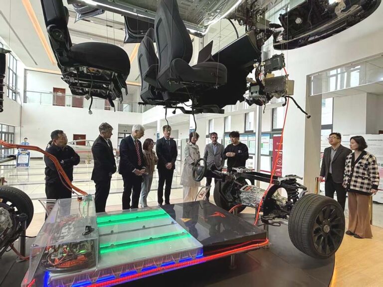 La Facultad de Ingeniería de la UNLP profundiza su colaboración con universidades chinas en electromovilidad y energías renovables