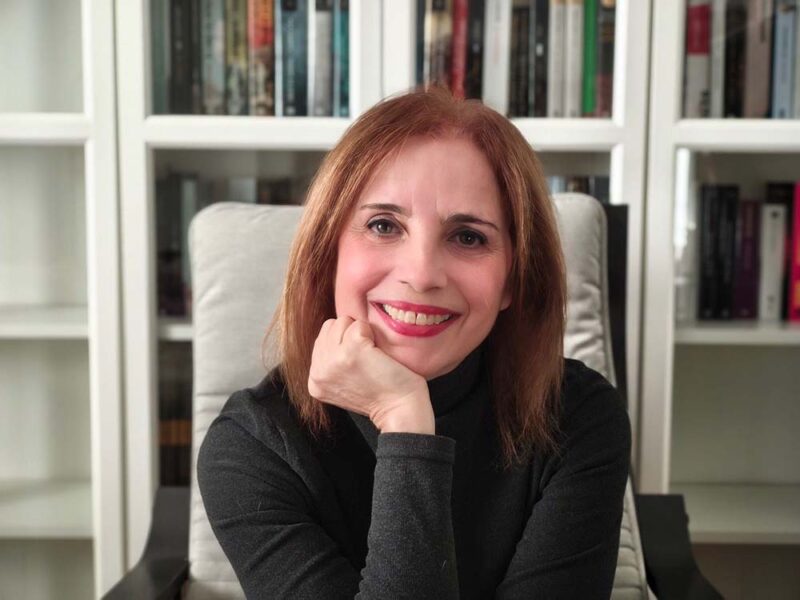 En “LO NUESTRO” hay que dejarse mecer por sus letras como en un baile