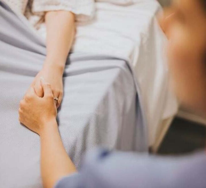 Dos formas de acompañar al final de la vida: lo que hay que saber sobre cuidados paliativos y hospice