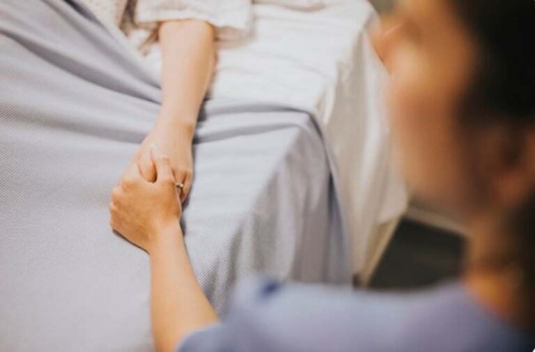 Dos formas de acompañar al final de la vida: lo que hay que saber sobre cuidados paliativos y hospice