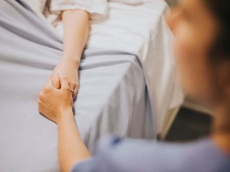 Dos formas de acompañar al final de la vida: lo que hay que saber sobre cuidados paliativos y hospice