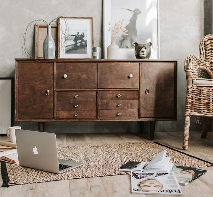 El regreso de la madera oscura: más misterio y carácter a los ambientes