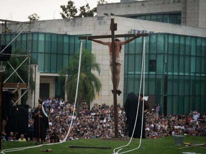 Malvinas Argentinas vivió el Vía Crucis junto a sus comunidades parroquiales