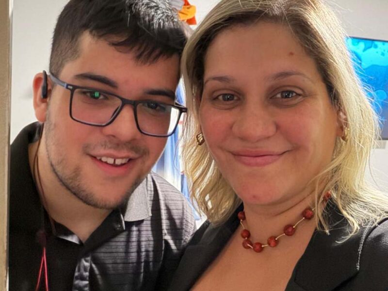 Ocultar para encajar: el desafío del maquillaje social en el autismo femenino