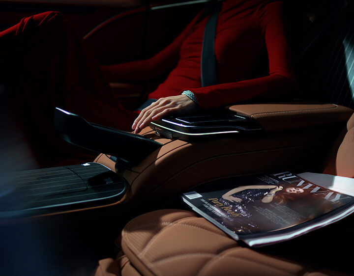 Mercedes-Maybach acompaña el estreno de El diablo se viste a la moda 2 y anticipa su llegada a la Argentina