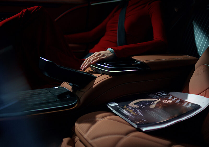 Mercedes-Maybach acompaña el estreno de El diablo se viste a la moda 2 y anticipa su llegada a la Argentina