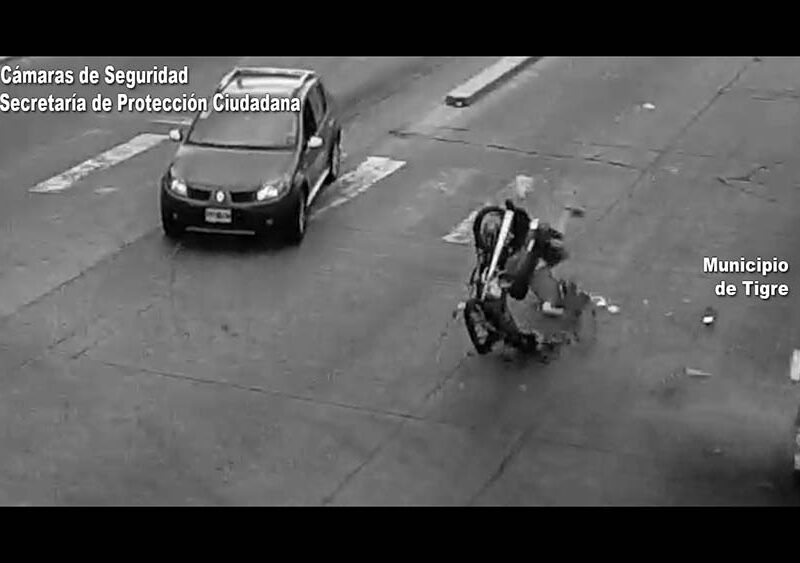 Combo casi trágico: menor de edad, a bordo de una moto, impactó contra un conductor alcoholizado en plena Avenida Perón