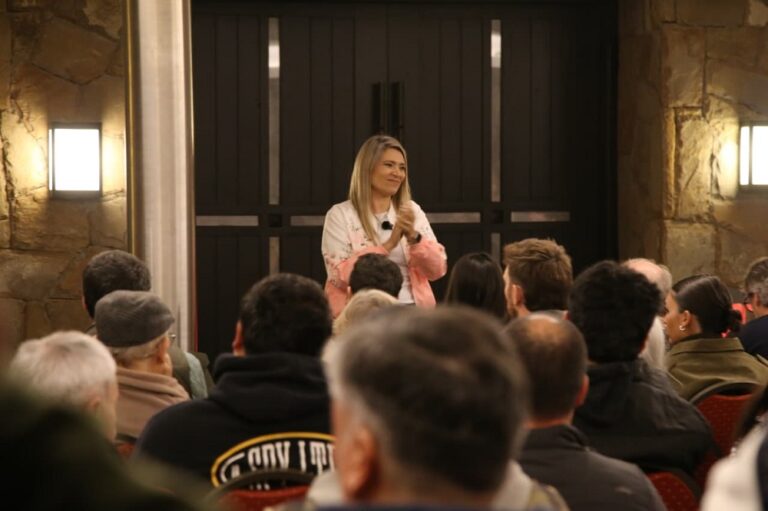 Nadia Márquez recorrió zona sur y agradeció el apoyo de los vecinos a La Libertad Avanza