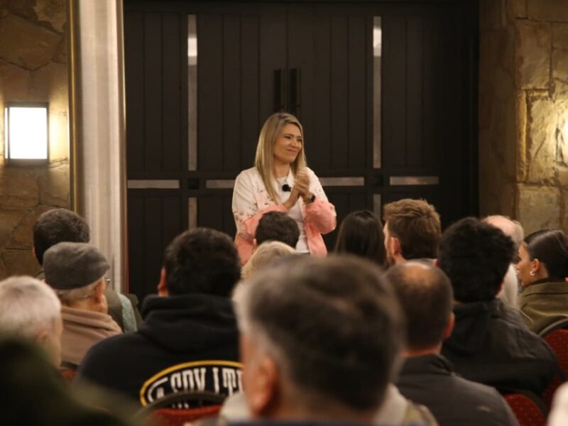 Nadia Márquez recorrió zona sur y agradeció el apoyo de los vecinos a La Libertad Avanza
