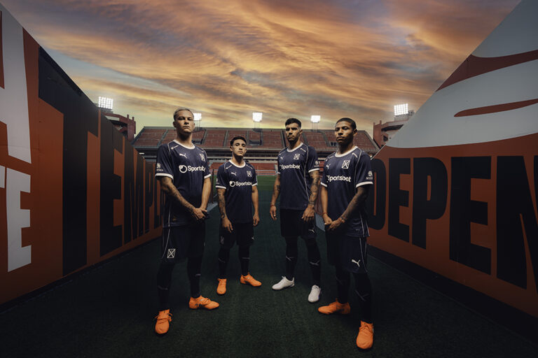 Independiente desde el principio: PUMA y CAI presentan su nueva camiseta alternativa