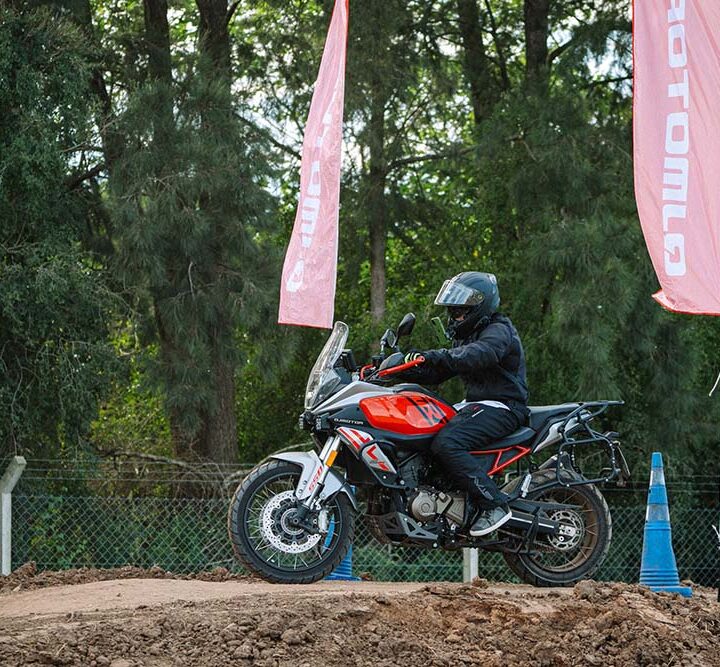 QJMOTOR consolidó su presencia en el Travel Fest 2026 con una masiva respuesta del público adventure