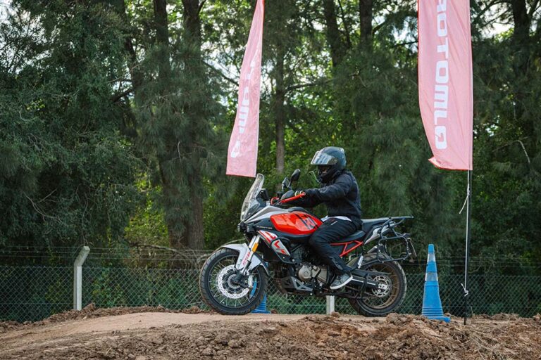 QJMOTOR consolidó su presencia en el Travel Fest 2026 con una masiva respuesta del público adventure
