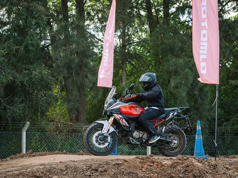 QJMOTOR consolidó su presencia en el Travel Fest 2026 con una masiva respuesta del público adventure