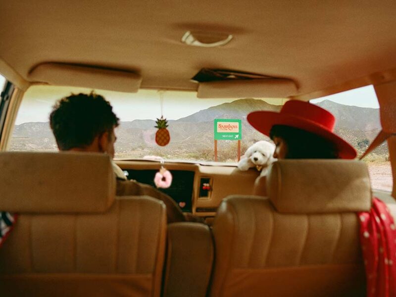 Airbnb y Sabrina Carpenter presentan “Pit Stop”: un paraíso retro para fans en California