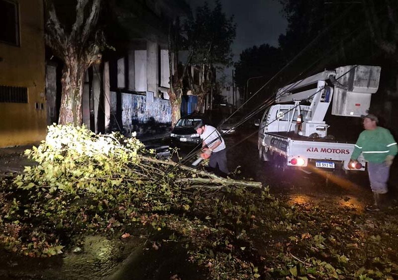 Fuerte tormenta en Escobar: ráfagas de hasta 90km/h y operativos en todo el distrito