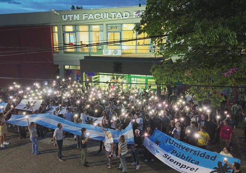 La UTN FRD realizó un abrazo simbólico para visibilizar la crisis universitaria